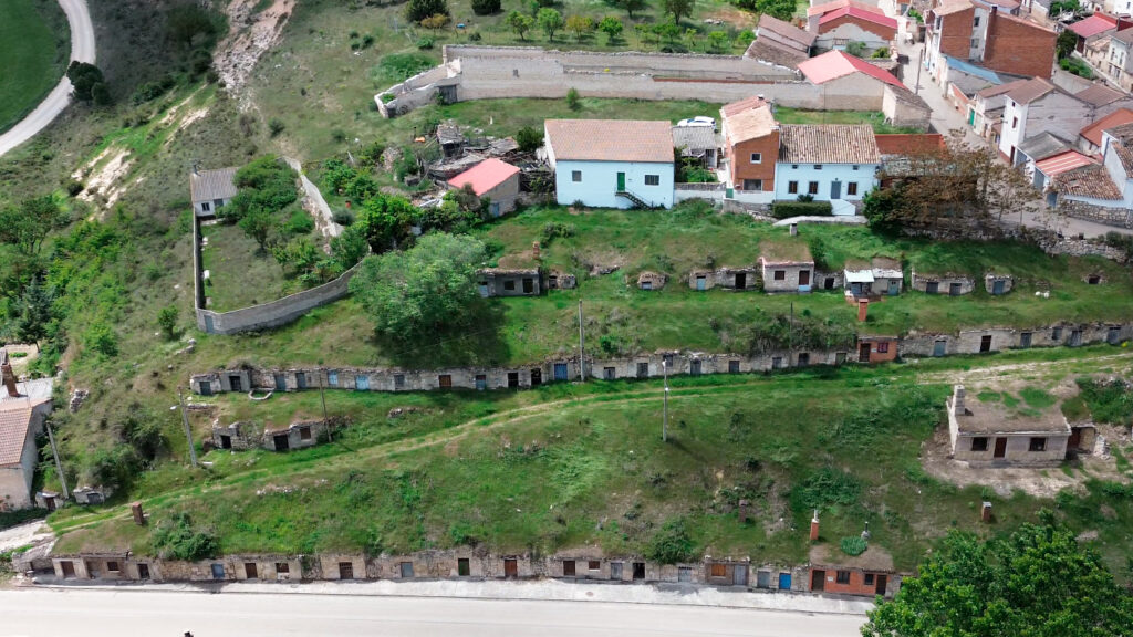 Panorámica aérea del barrio de bodegas de Espinosa de Cerrato, dispues en tres alturas en la ladera del páramo.