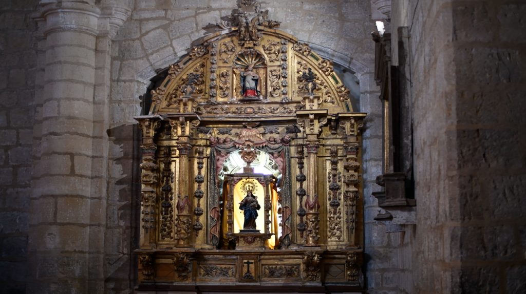 Retablo lateral barroco profusamente decorado y cubierto de pan de oro. Lo preside una imagen de la Virgen con el Niño.