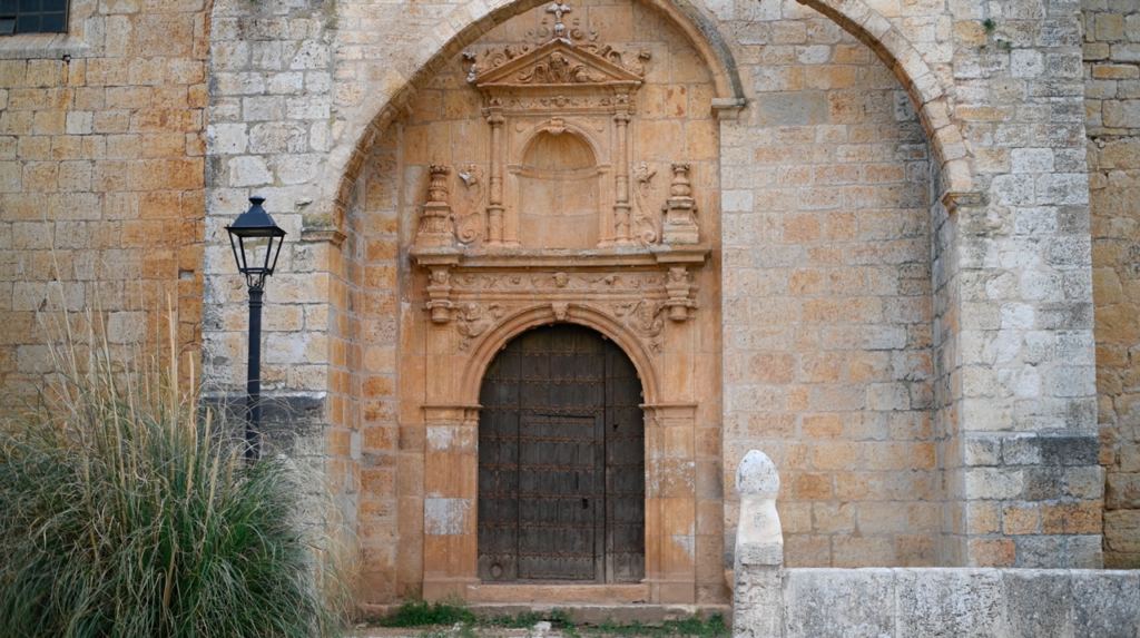 Portada renacentista con una hornacina vacía de la iglesia de Nuestra Señora de la Asunción de Cordovilla la Real.