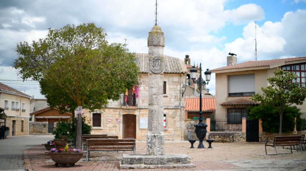 Rollo de justicia con un escudo que representa un castillo, procedente del antiguo Monasterio de San Salvador del Moral.
