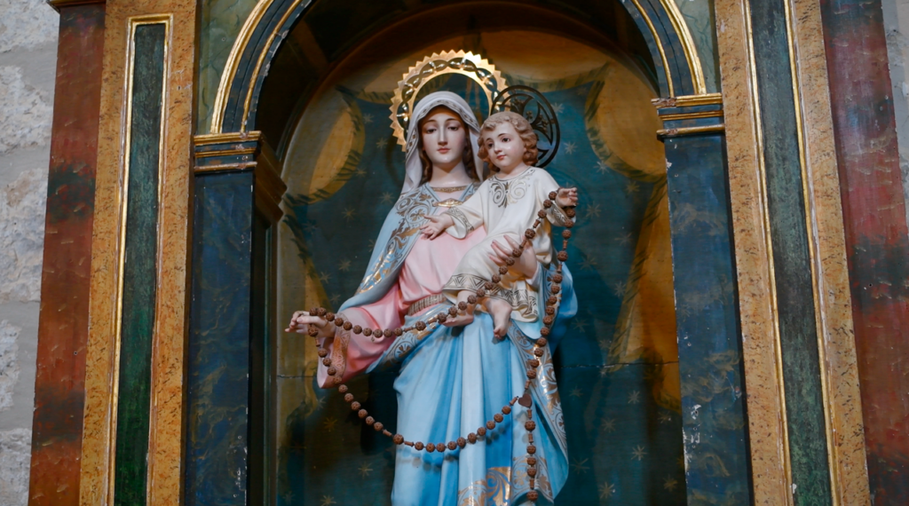 Escultura decimonónica en yeso de la Virgen con el Niño.