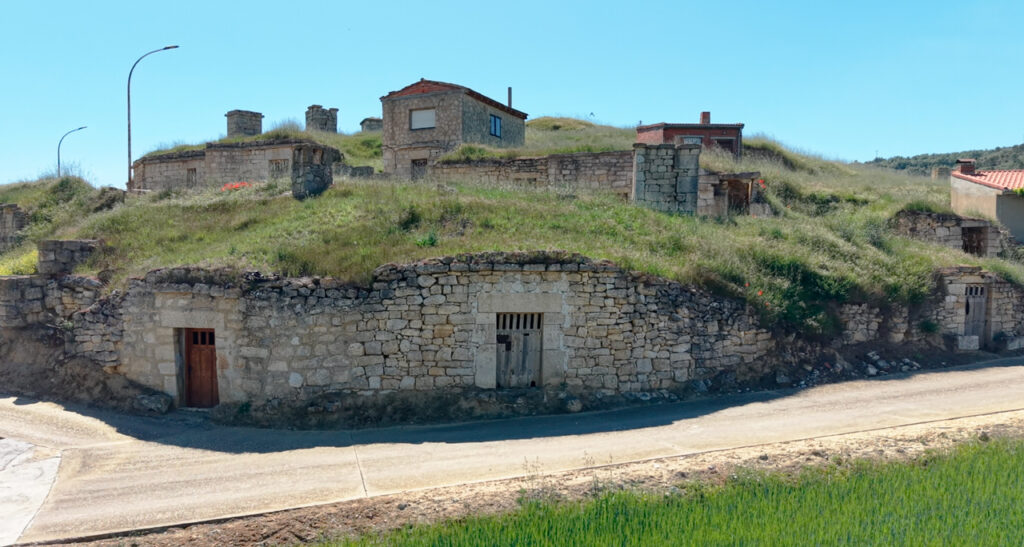 Puertas de acceso a las bodegas a varias alturas en Valbuena de Pisuerga.
