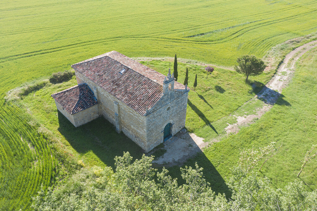Panorámica aérea de la Ermita de la Virgen Valderroblejo. Se encuentra rodeada de campos de cereal.