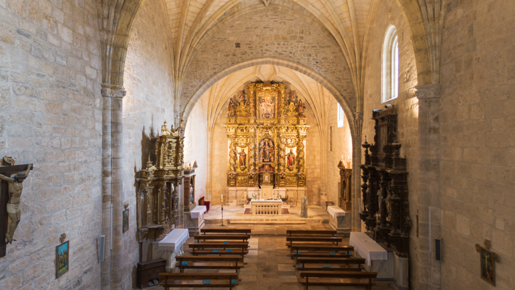 Interior de la iglesia de Nuestra Señora de la Asunción de Cordovilla la Real. Al fondo el altar mayor barroco con columnas salomónicas y cubierto de pan de oro.