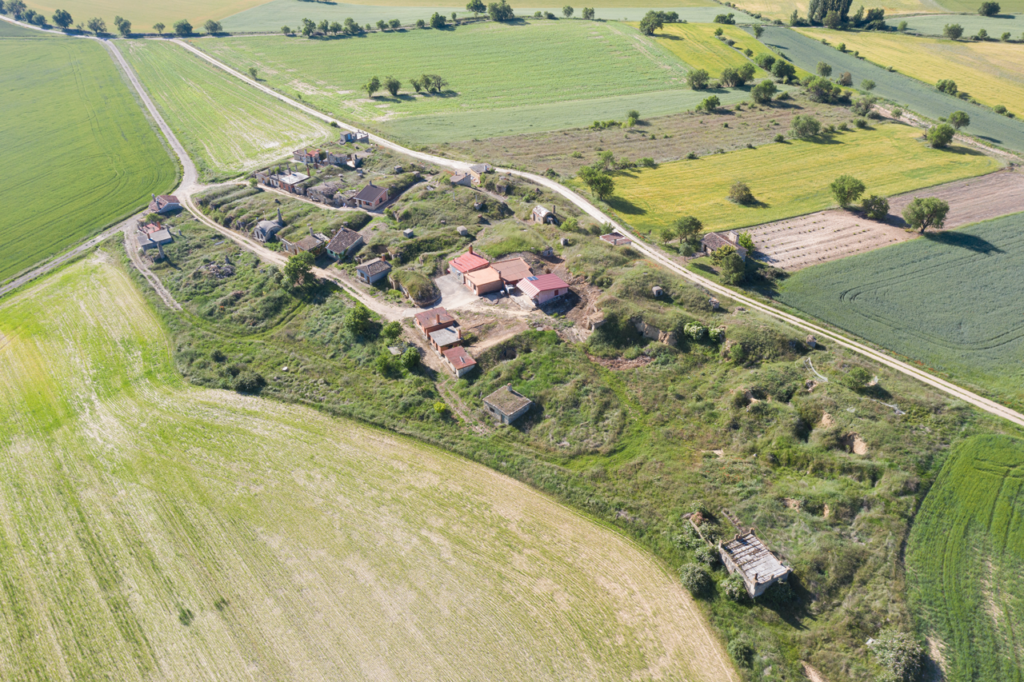Panorámica aérea del barrio de bodegas de Villalaco.