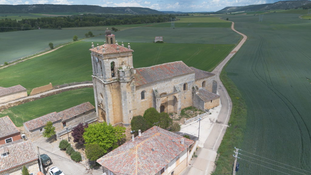 Panorámica aérea de la iglesia de Nuestra Señora de la Asunción de Cordovilla la Real. Destaca su gran torre y las portadas renacentistas decoradas.