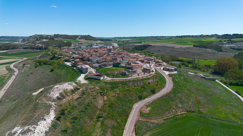 Panorámica aérea de Castrillo de Onielo. El primer término el cerro de las bodegas.