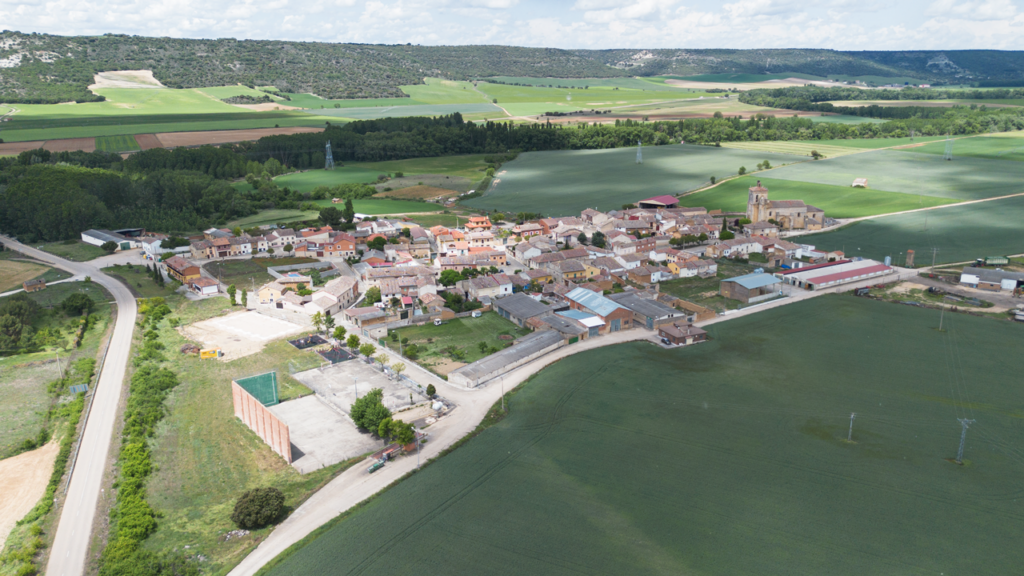 Panorámica aérea de Cordovilla la Real. A la derecha detaca la iglesia en el límite del pubelo. Al fondo se encuentran los páramos.