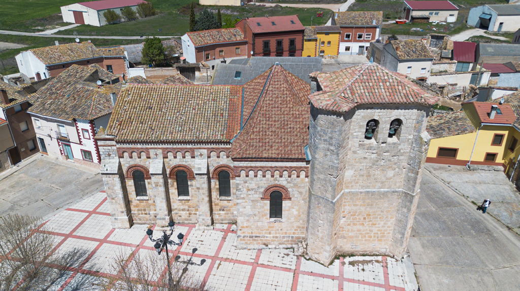 Panorámica aéra de la iglesia de San Julián y Santa Basilisa de Villaconancio. La torre marca el límite entre la cabecera tardorrománica y el cuerpo, de principios del siglo XX.