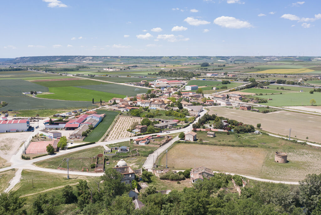 Panorámica aérea de Villalaco. En primer término un palomar cicular en ruinas.