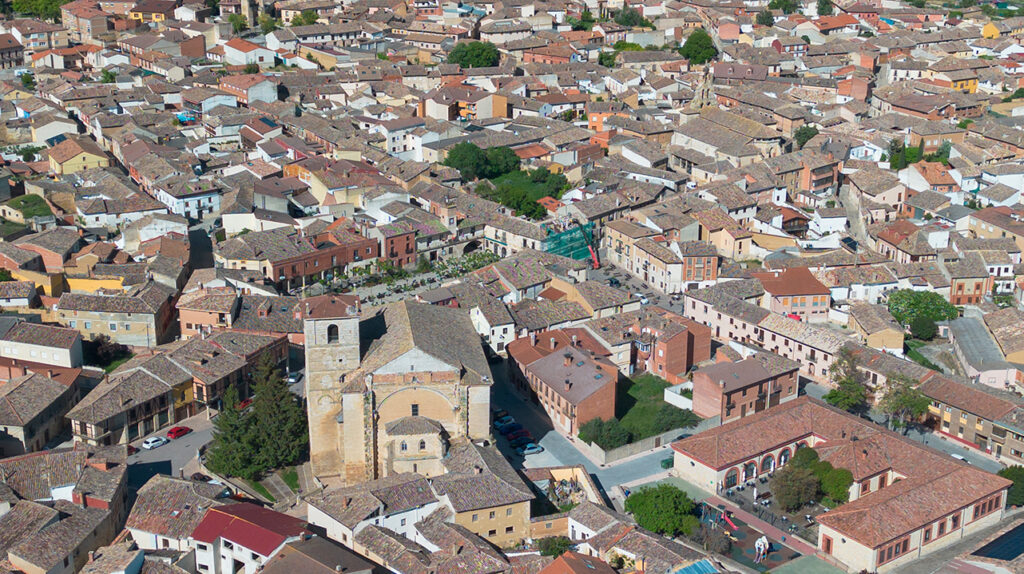 Panorámica aérea del casco urbano de Astudillo, distinguiéndose las iglesias de Santa Eugenia y San Pedro.