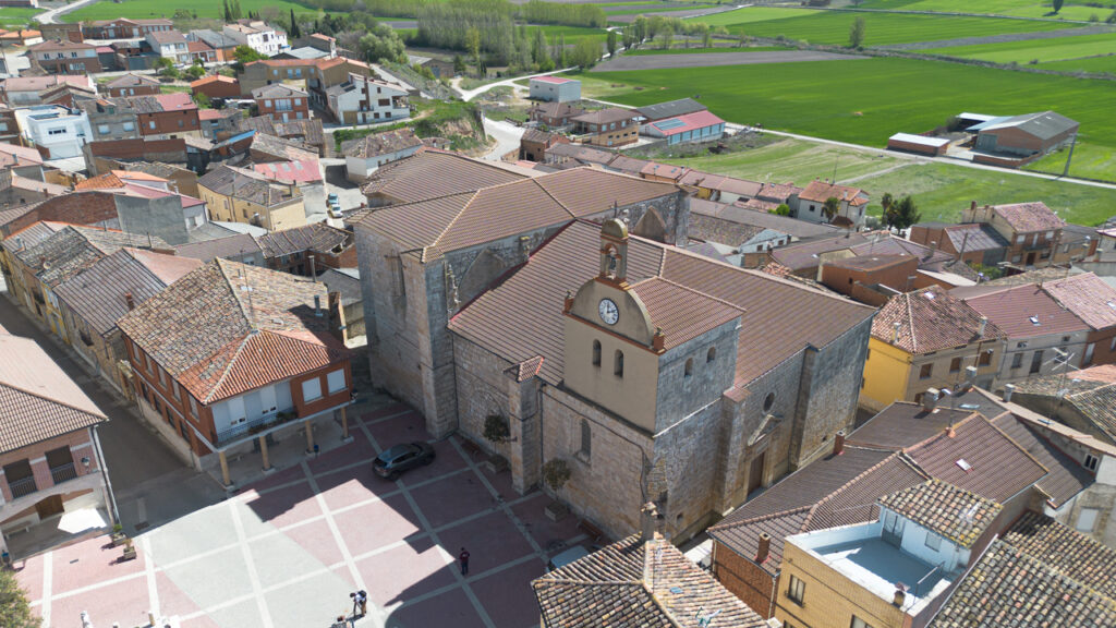 Panorámica aérea de la iglesia de Nuestra Señora de la Asunción de Castrillo de Don Juan. Destaca la menor altura de la nave de los pies al crucero y la moderna espadaña, todo ello es el reusltado de un derrumbe que sufrió la iglesia el pasado siglo.