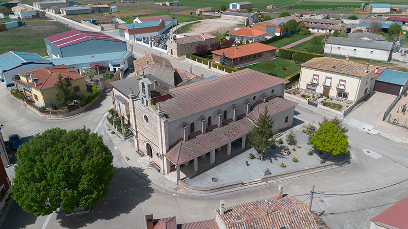 Panorámica aérea de la iglesia de San Juan Bautista de Hérmedes de Cerrato. Al fondo la ermita de Santa María de las Heras.