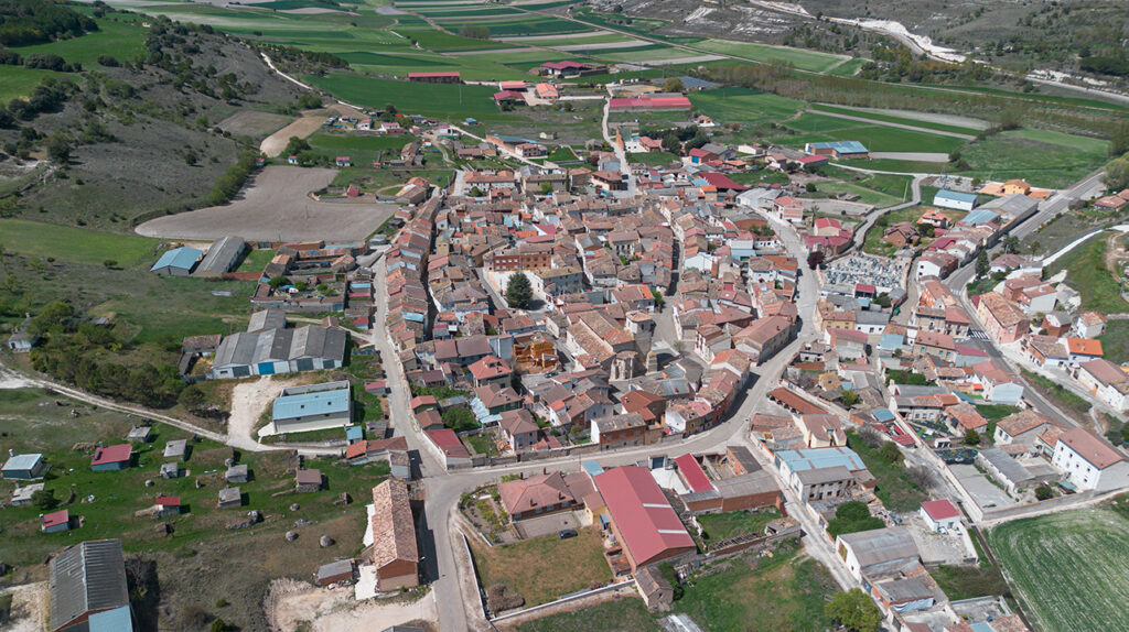 Panorámica aérea de Cevico Navero, donde destaca la iglesia despuntando sobre el resto de edificaciones.