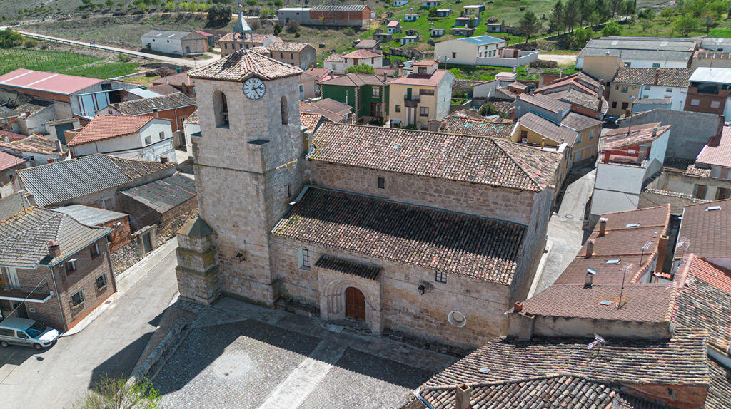 Panorámica aérea de la iglesia de Nuestra Señora de la Paz. Destaca la portada románica con capiteles y canecillos decorados.