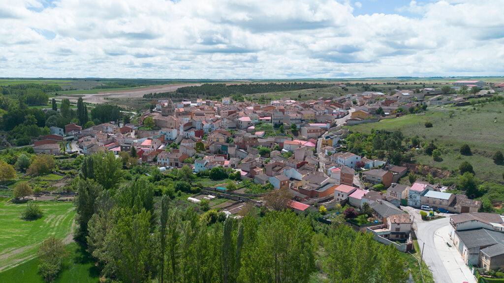 Panorámica aérea de Espinosa de Cerrato, encajonado entre las laderas de los páramos.