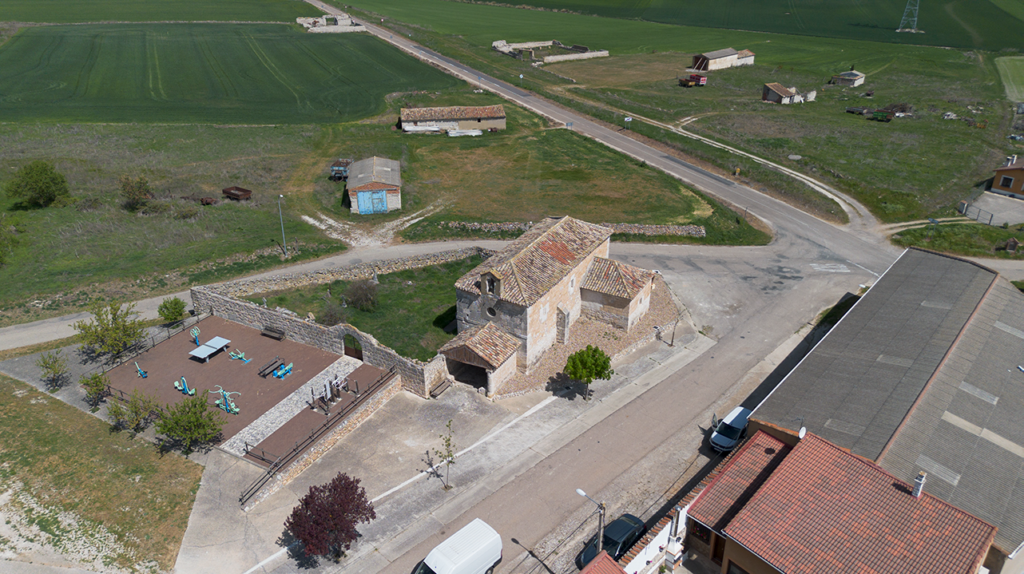 Panorámica aérea de la ermita del Cristo de la Aguas de Valle de Cerrato. Tiene un pequeño pórtico con columnas y una sencilla espadaña.