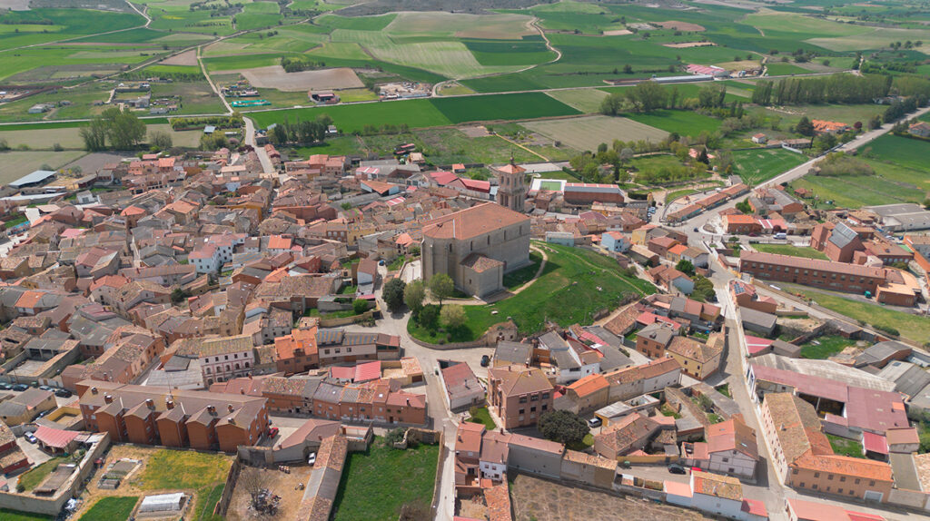 Panorámica aérea de Cevico de la Torre, donde destaca especialmente su iglesia en lo alto del cerro.