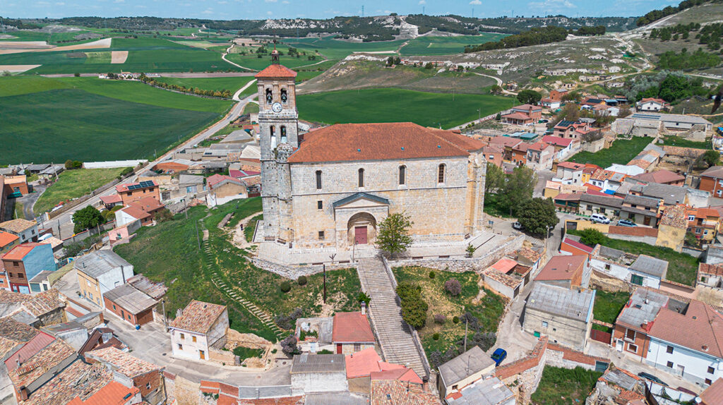 Panorámica aérea de la iglesia de San Martín de Cevico de la Torre. Su emplazamiento sobre un cerro cónico y su alta torre hacen que destaque espectacularmente en el entorno.
