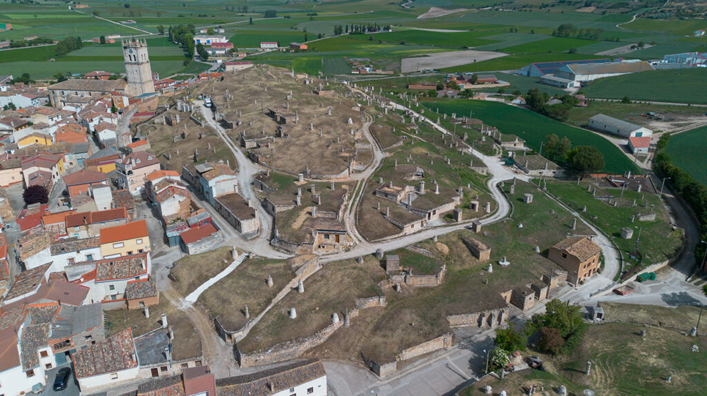 Panorámica aérea del barrio de bodegas de Baltanás. Al fondo la torre de la iglesia de San Millán.