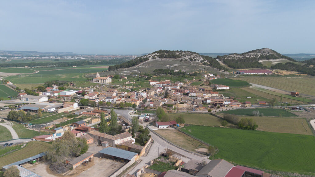 Panorámica general de Hontoria de Cerrato. Destaca la iglesia en lo alto del cerro de las bodegas y el páramo al fondo.