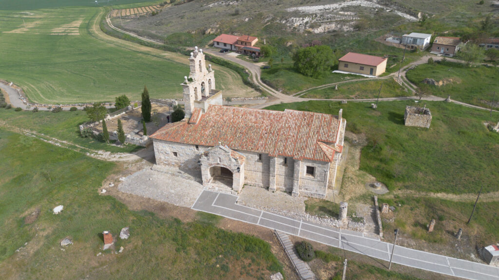 Panorámica aérea de la Iglesia de San Miguel de Hontoria de Cerrato. Destaca su espadaña y las chimeneas de bodegas diseminadas a su alrededor.