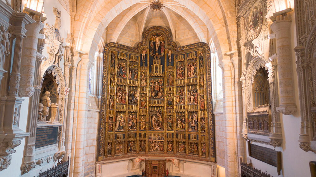 Retablo mayor tardogótico de la iglesia de Santa María de Dueñas, flanqueado por sepulcros de los condes de Buendía. Representa escenas de la vida de Cristo.
