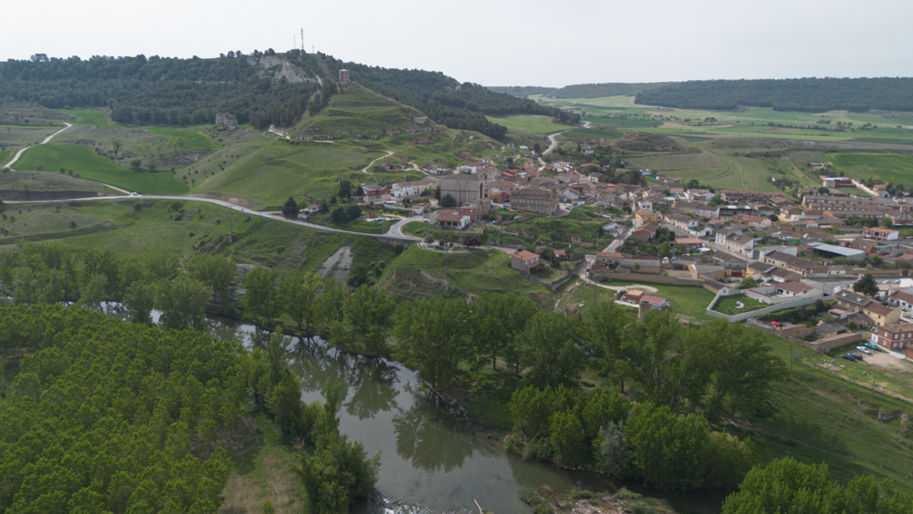 Panorámica aérea de Tariego de Cerrato. En primer término el río Pisuerga. En el cerro que domina la villa está la torre de telegrafía óptica en lo alto y las bodegas en su ladera.