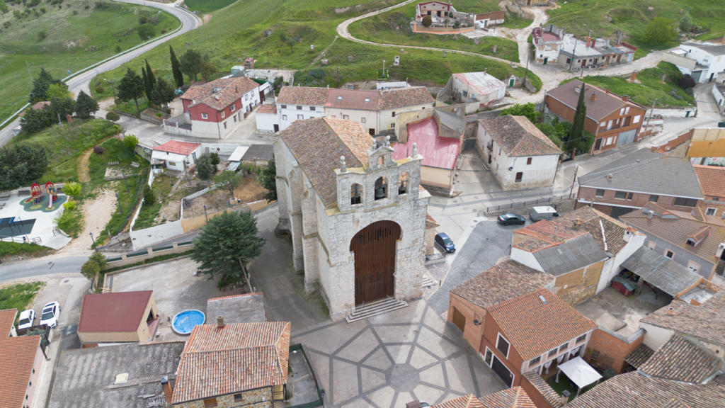 Panorámica aérea de la iglesia de San Miguel de Tariego de Cerrato. Destaca su espadaña y su gran puerta de acceso.