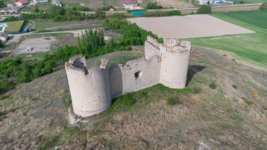 Ruinas del castillo de Hornillos de Cerrato. Se conservan dos torres esquineras circulares y el muro que las une.