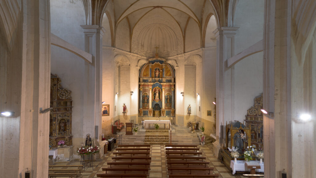 Nave central de la iglesia de Nuestra Señora de la Asunción de Castrillo de Don Juan. Destaca por su altura y sus bóvedas de crucería. Al fondo el retablo mayor neoclásico.