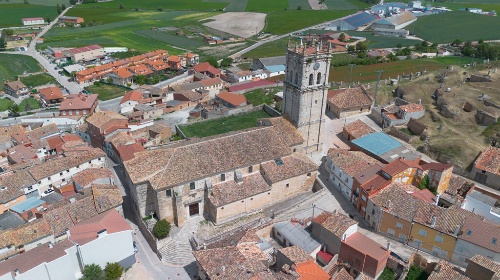 Panorámica aérea de la iglesia de San Millán de Baltanás, que se alza en la ladera de la colina que aloja al barrio de bodegas.