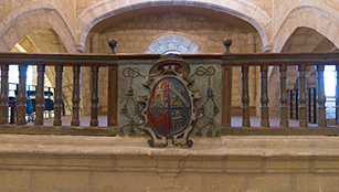Escudo de armas del obispo de Palencia Juan Ramírez de Zapata en el frente de la balaustrada del coro de la iglesia.