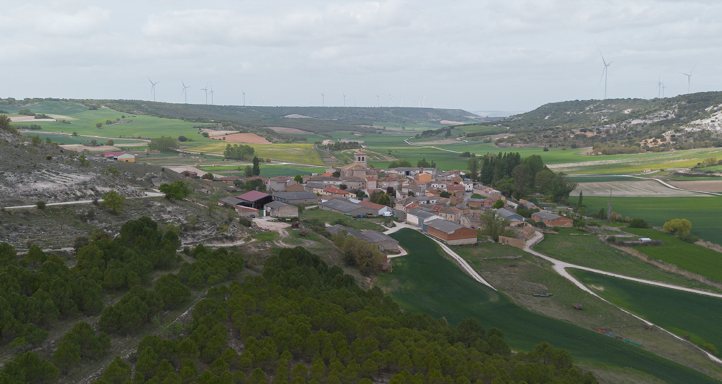 Panorámica aérea de Valdecañas de Cerrato, enclavado sobre un pequeño cerro del valle que queda oculta por las parameras que lo rodean.