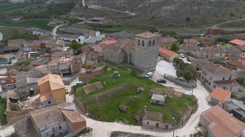 Panorámica aérea de la iglesia de San Nicolás de Bari de Valdecañas de Cerrato, ubicada en lo alto del cerro sobre el que se asienta la villa y rodeada por bodegas.
