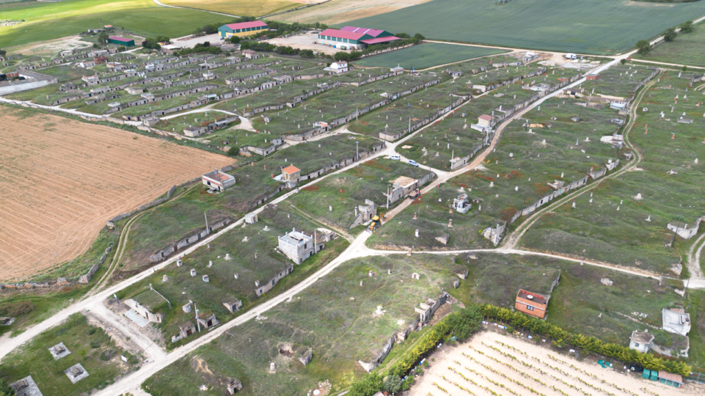 Panorámica aérea del barrio de bodegas de Torquemada. Las entradas de las bodegas se oganizan en línea, formando calles paralelas.