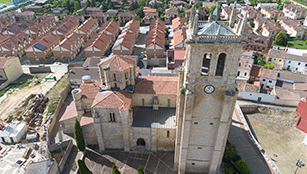 Panorámica aéra de la iglesia de Santa María la Mayor de Villamuriel de Cerrato. Destaca su alta torre en el lateral derecho de la nave y el cimborrio sobre el transepto.
