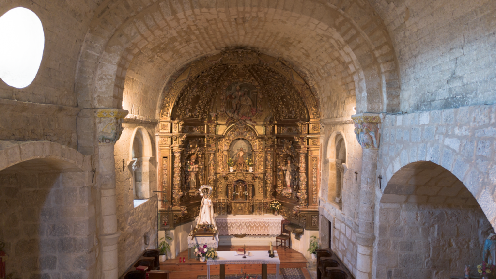 Retablo mayor barroco de la iglesia de San Juan Bautista de Valdeolmillos. Profusamente decorado y recubierto de pan de oro.