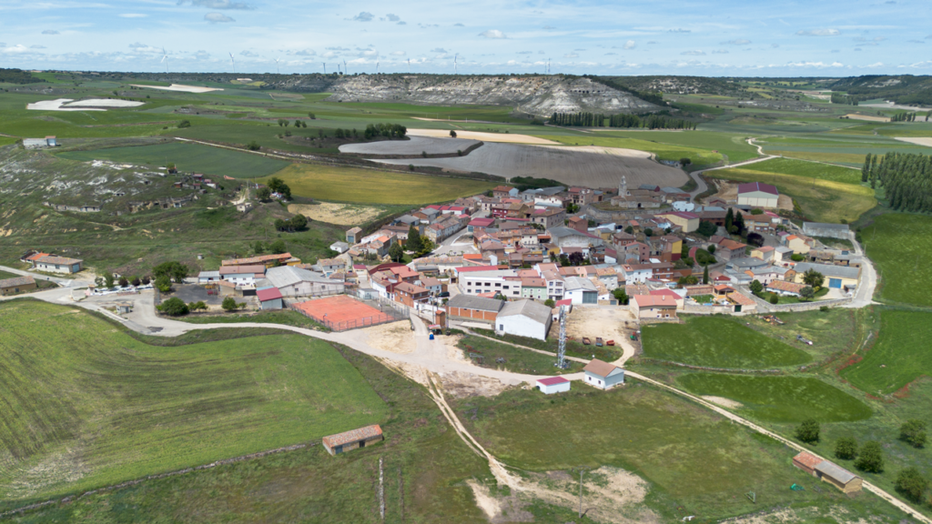 Panorámica aérea de Valdeolmillos. A la izquierda el barrio de bodegas y al fondo los páramos.