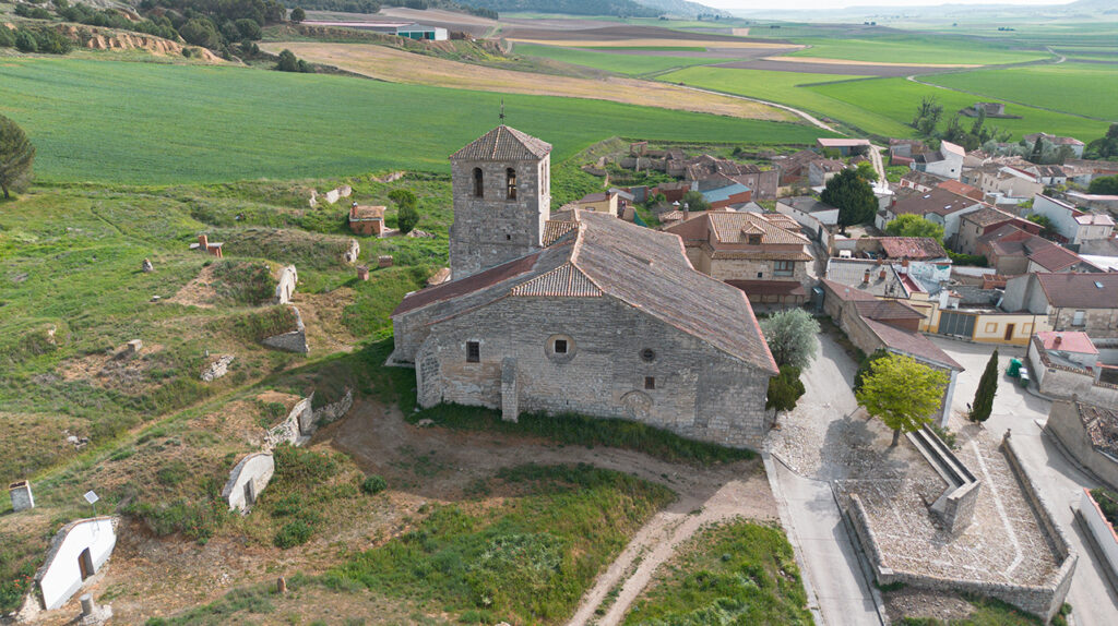 Panorámica aérea de la iglesia de Santa María la Real de Cubillas de Cerrato. A la izquierda las entradas a las bodegas.