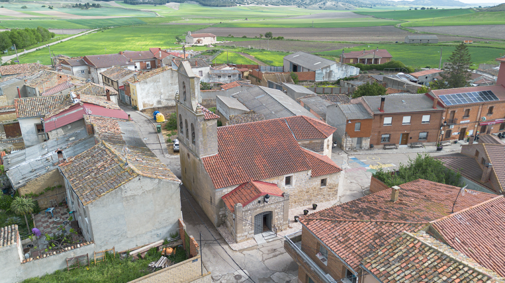 Panorámica aérea de la iglesia de San Miguel de Población de Cerrato. Al fondo la ermita de Nuestra Señora de la Asunción.