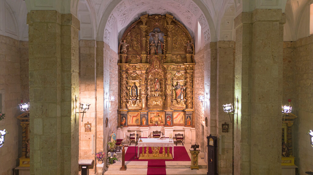 Retablo mayor barroco de la iglesia de San Mamés de Magaz de Pisuerga, profusamente decorado y cubierto de pan de oro.