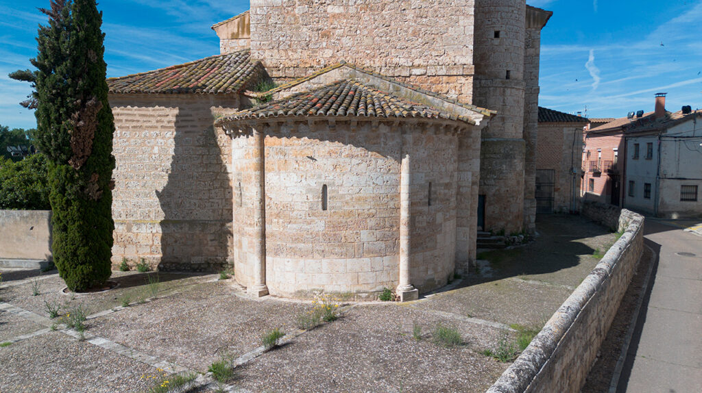 Exterior del ábside románico de la iglesia de San Mamés de Magaz de Pisuerga. Destacan sus canecillos decorados.