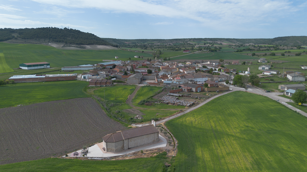 Panorámica aérea de Población de Cerrato. En primer término la ermita de Nuestra Señora de la Asunción y al fondo el Monte Sanbol.