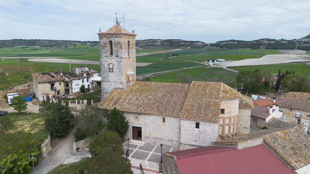 Panorámica aérea de la iglesia de Santa María del Cortijo de Alba de Cerrato. Destaca su torre y su ábside mudéjar.