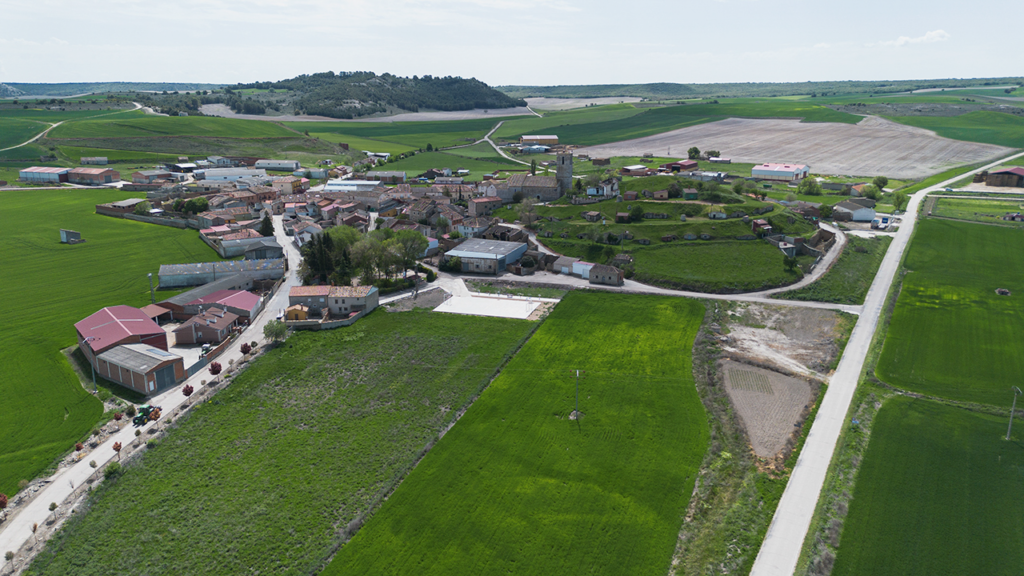 Panorámica aérea de Alba de Cerrato. Destaca la iglesia en lo alto del cerro de las bodegas.
