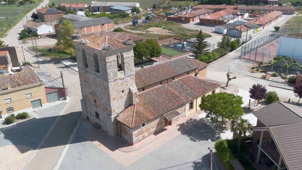 Panorámica aérea de la iglesia de la Asunción de Soto de Cerrato. En lo alto de su torre hay cuatro nidos de cigüeña.