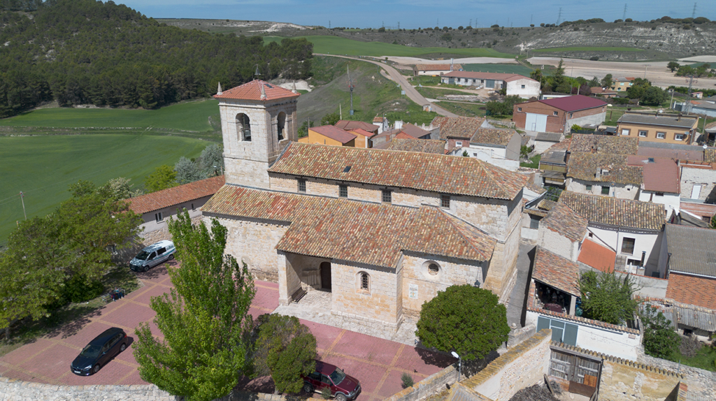 Panorámica aérea de la Iglesia de Nuestra Señora de la Asunción. Destaca su torre y su portada románica.