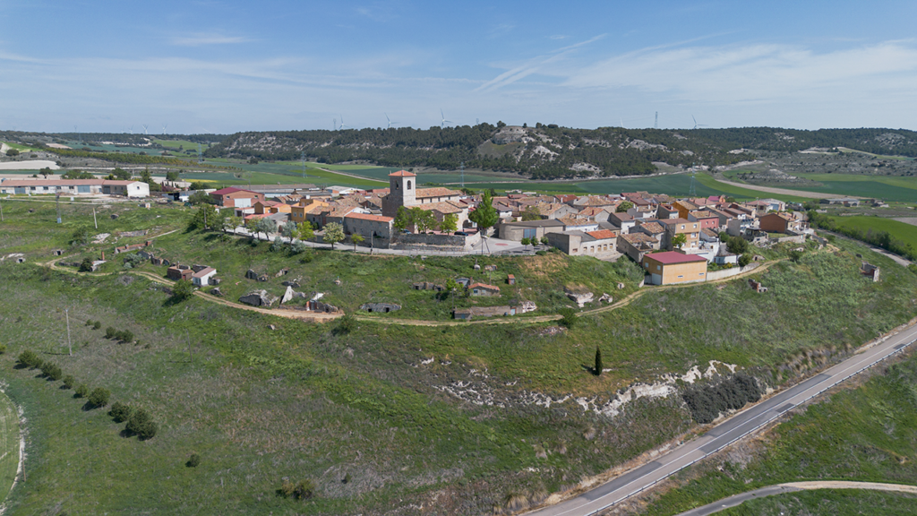 Panorámica aérea de Valle de Cerrato en la que se aprecia su asentamiento en lo alto de un cerro y las bodegas en su ladera.