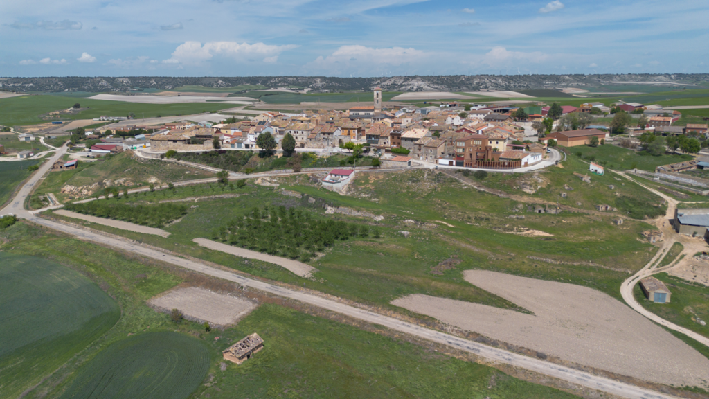Panorámica aérea de Vertavillo. Destaca su posición en lo alto de un cerro y la torre de la iglesia despuntando sobre el resto de las edificaciones. Dispersas por la ladera se encuetran las entradas a las bodegas.